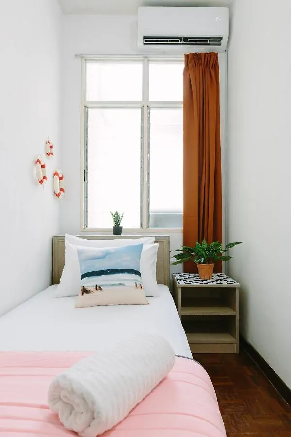 Ee'S Seaside House - Homestay 3 Min Walk To Beach باتو فيرينغي 0*,