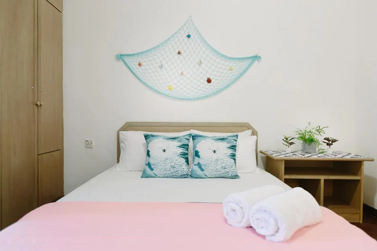 شقة Ee'S Seaside House - Homestay 3 Min Walk To Beach باتو فيرينغي ماليزيا